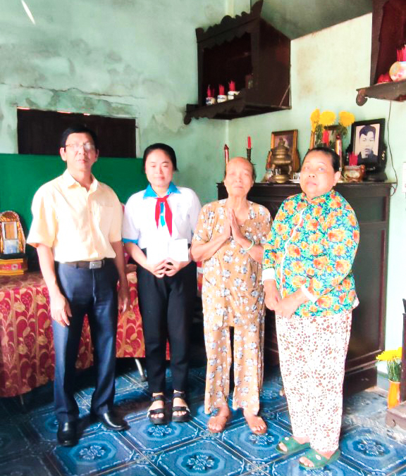 Đại diện lãnh đạo Phòng GD-ĐT huyện Châu Đức đến tận nhà trao học bổng cho học sinh mồ côi, học giỏi của Trường THCS Nguyễn Huệ.