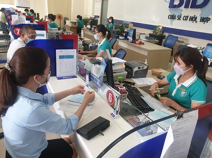 Khách hàng giao dịch tại BIDV, chi nhánh Bà Rịa.