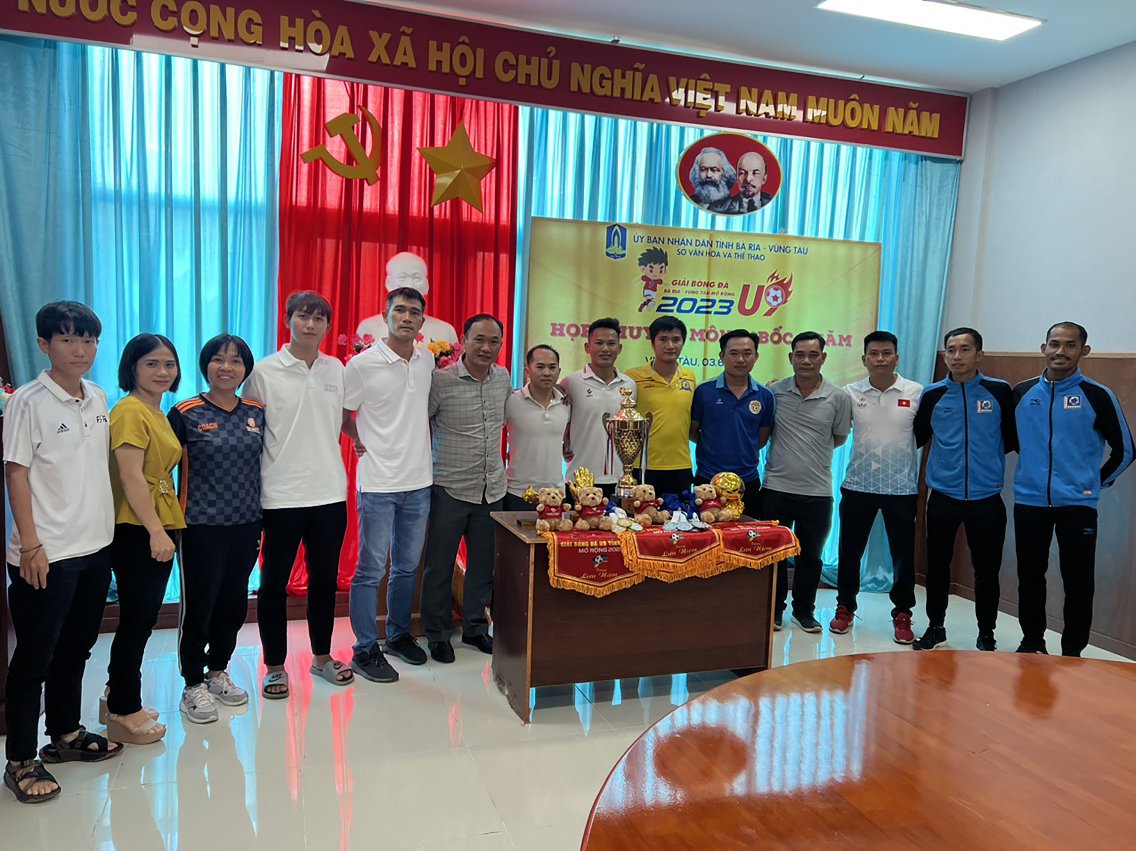 Các đội tham dự lễ bốc thăm, xếp lịch thi đấu giải U9 tỉnh mở rộng.
