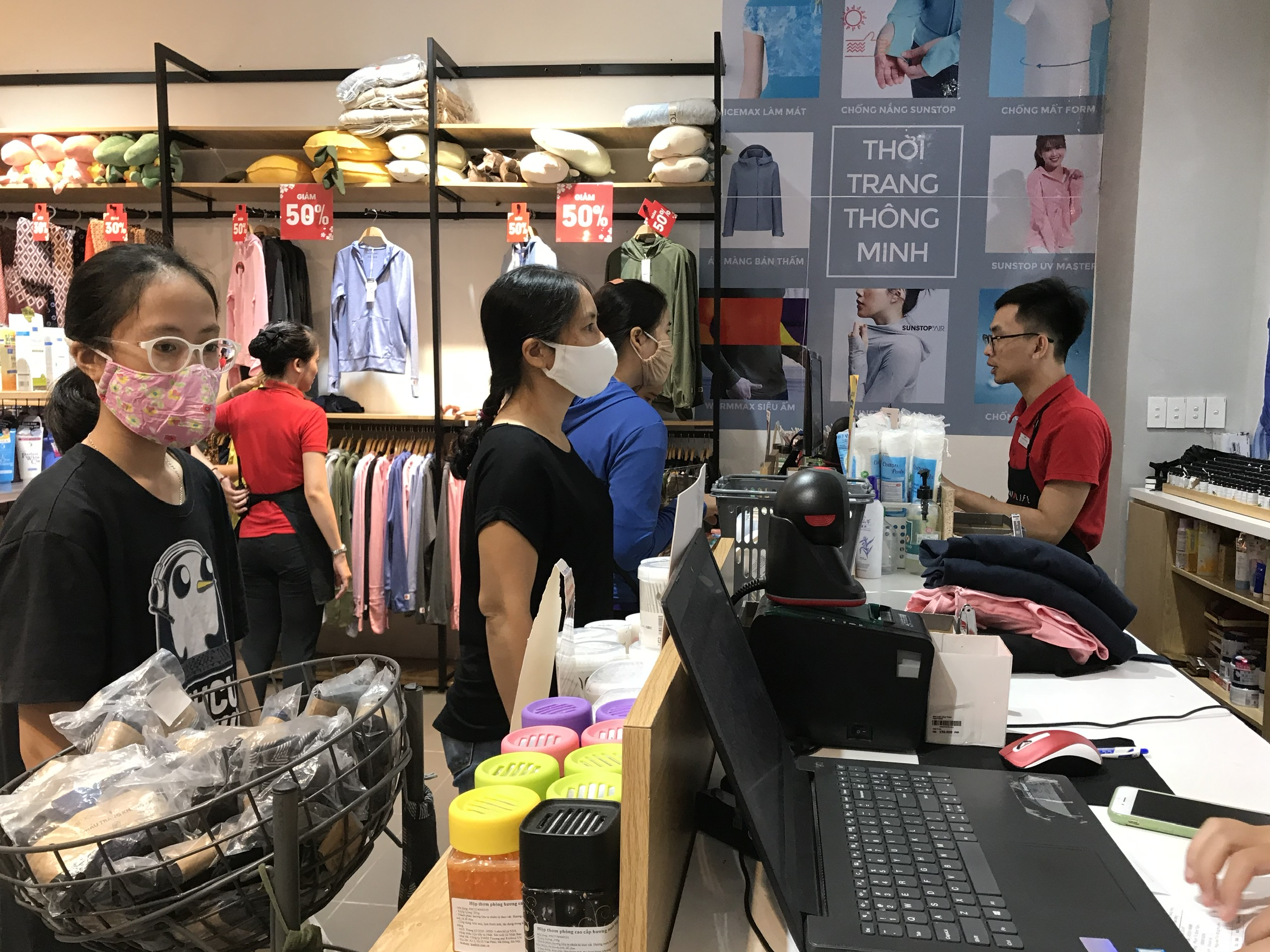 Cửa hàng Tokyolife (TP.Vũng Tàu) nói không với túi nylon. Khách hàng đến mua sắm tại đây phải mang theo túi vải, nếu sử dụng túi nylon thì phải trả phí.