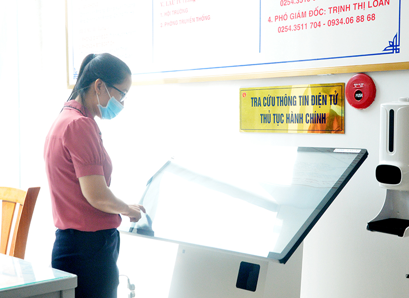 Hầu hết các đơn vị giao dịch liên quan đến KBNN đều thực hiện qua dịch vụ công trực tuyến. Trong ảnh: Khách hàng tra cứu thông tin qua cổng dịch vụ công trực tuyến của KBNN Bà Rịa - Vũng Tàu.