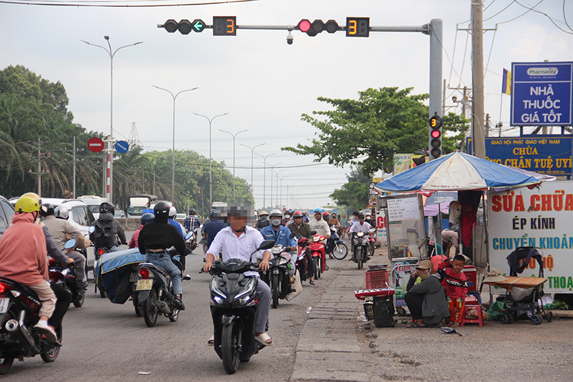 Tại QL51, đoạn giáp ranh với tỉnh Đồng Nai, nhiều người lái xe máy chạy ngược chiều.