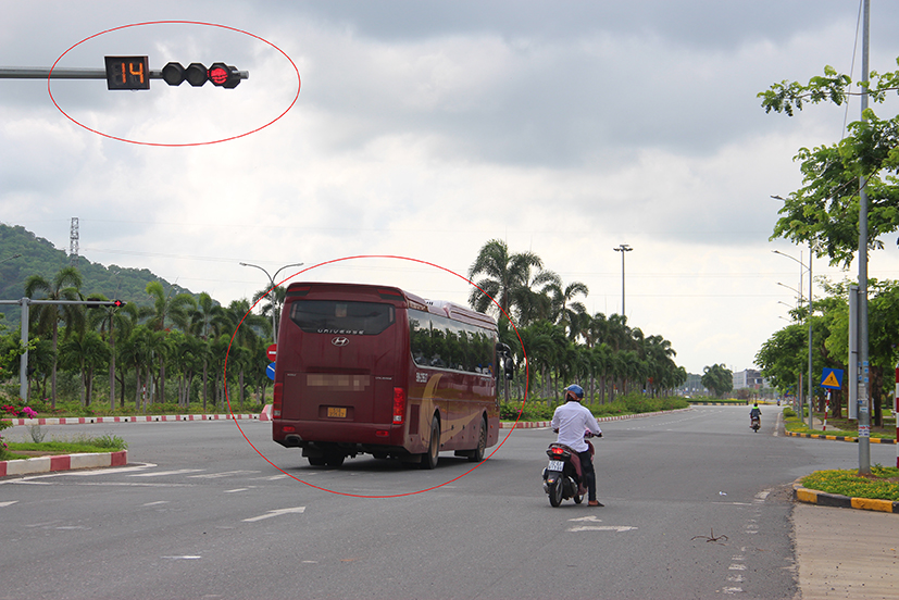 Xe khách mang BS 51-235... vượt đèn đỏ tại ngã tư đường số 1-đường số 4 (huyện Châu Đức) vào trưa ngày 4/6.