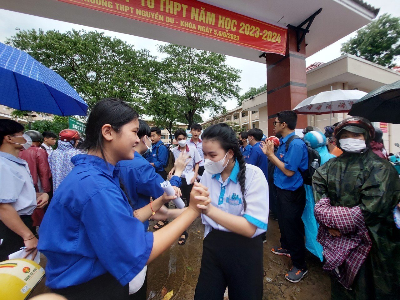 Thí sinh tại điểm thi Trường THPT Nguyễn Du (huyện Châu Đức) phấn khởi sau khi hoàn thành bài thi môn đầu tiên.