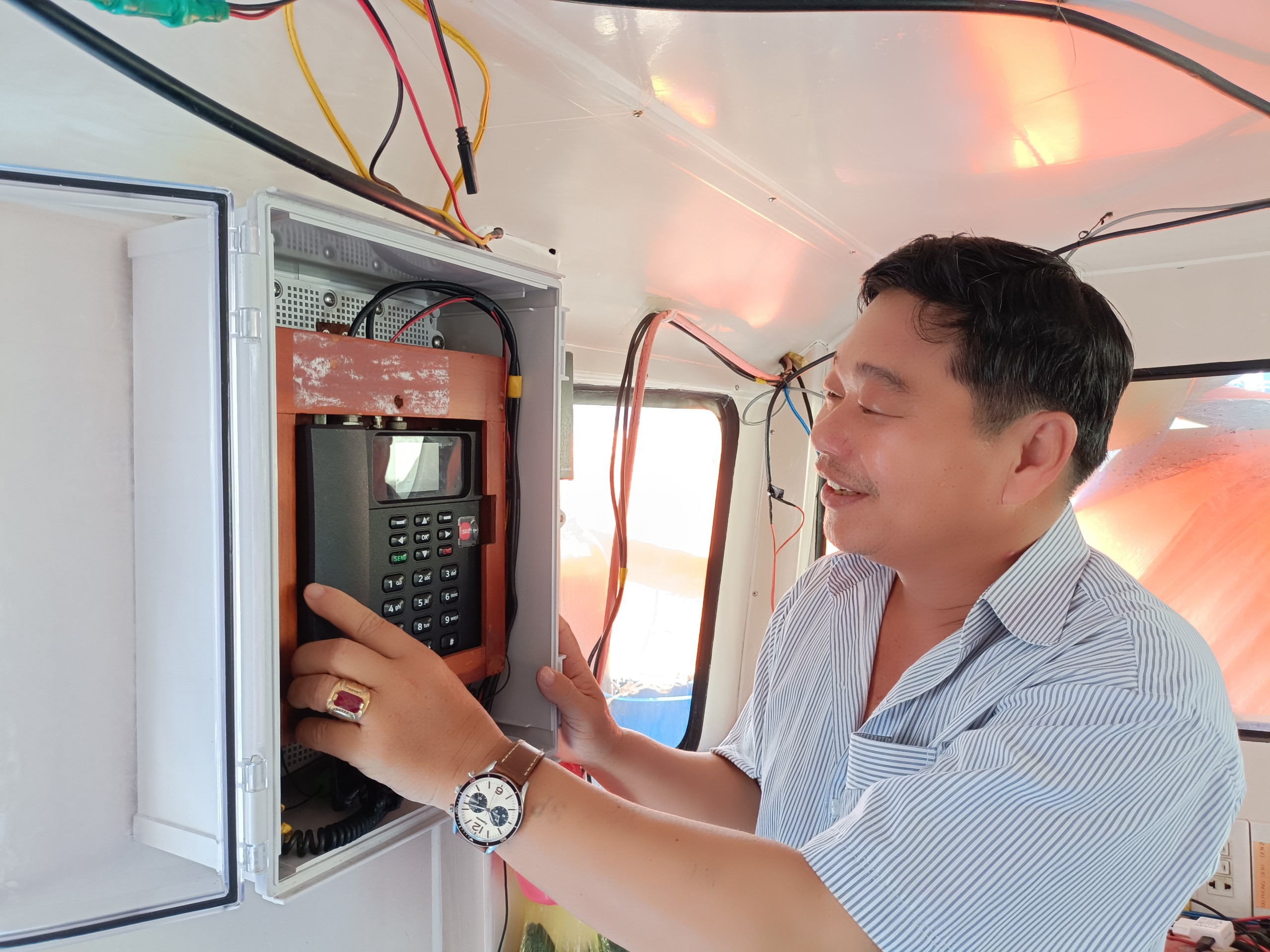 Ông Ngô Tám, thuyền trưởng tàu cá BV 91666-TS (ở Cảng Bến Đá, TP.Vũng Tàu) luôn kiểm tra máy giám sát hành trình (kiêm điện thoại vệ tinh) trước mỗi chuyến đi biển.