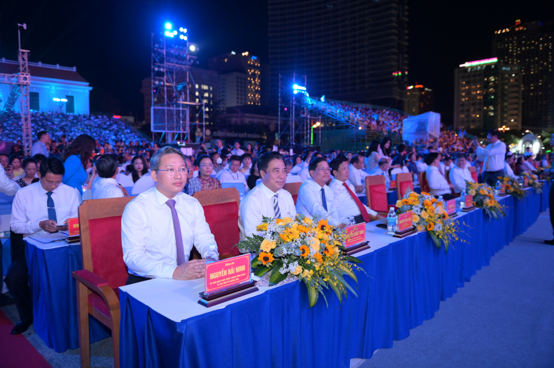 Các vị lãnh đạo tỉnh Khánh Hòa dự lễ khai mạc Festival Biển Nha Trang - Khánh Hòa 2023.