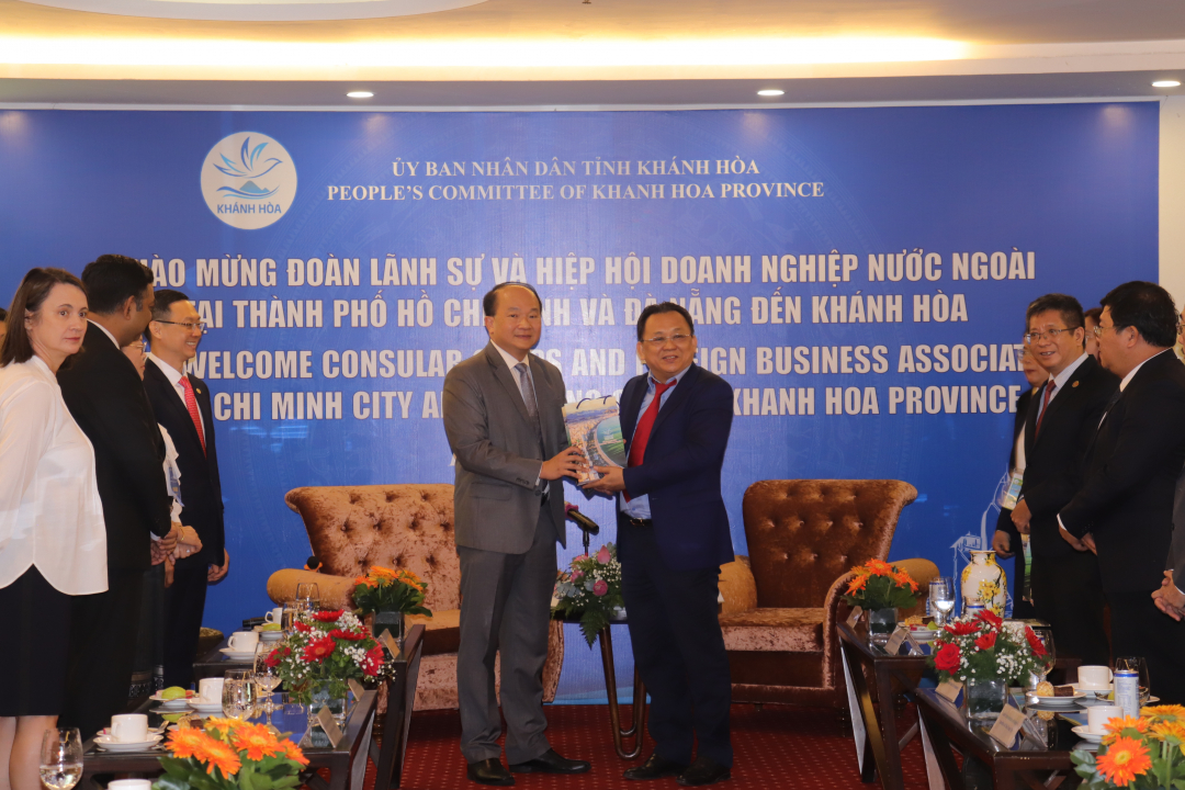 Lãnh đạo tỉnh Khánh Hòa tặng quà lưu niệm cho đại diện khách quốc tế.