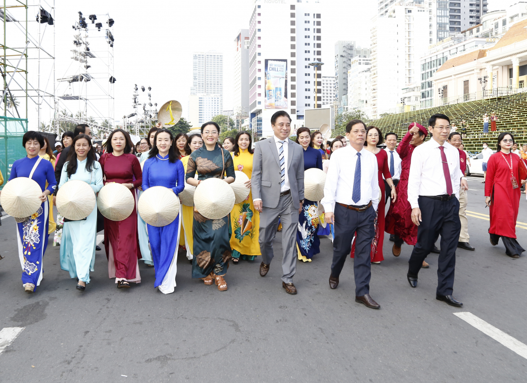 Lãnh đạo tỉnh diễu hành cùng các tà áo dài