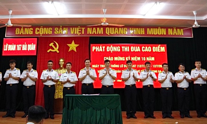 Đại diện các cơ quan, đơn vị Lữ đoàn 167 ký kết thi đua lập thành tích chào mừng kỷ niệm 10 năm Ngày truyền thống (12/7/2013 - 12/7/2023).