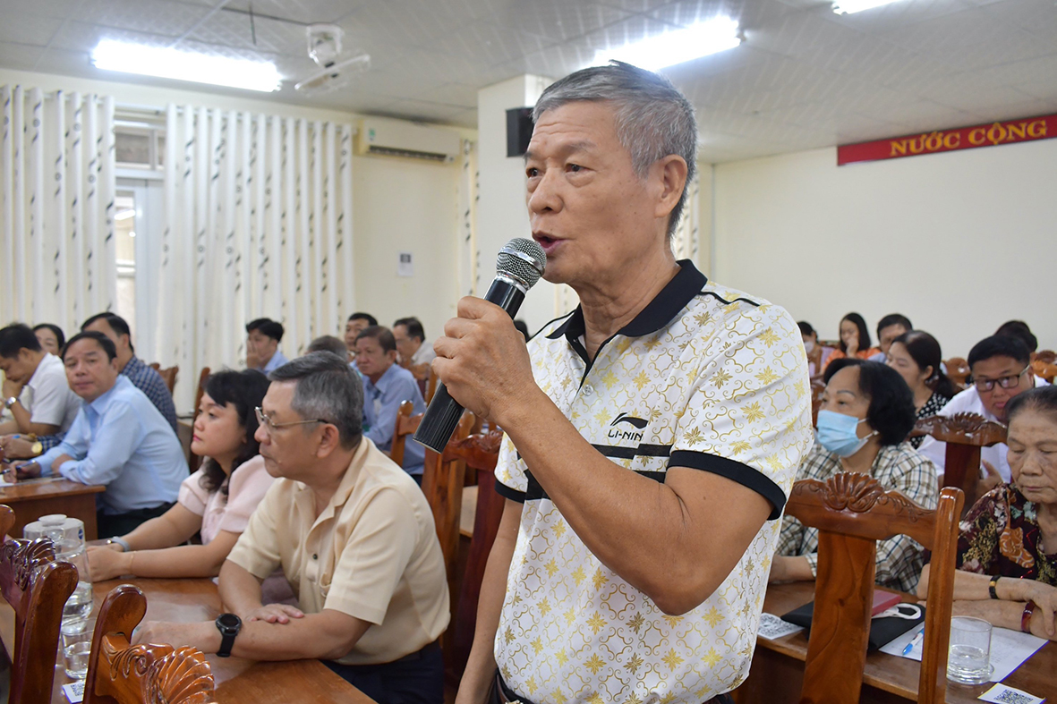 Cử tri Vũ Công Dân (phường 1, TP. Vũng Tàu) đề nghị sử dụng các trụ sở công đang để hoang trên địa bàn TP. Vũng Tàu một cách  hiệu quả tạo kinh tế và khang trang đô thị . Ảnh: HUYỀN TRANG