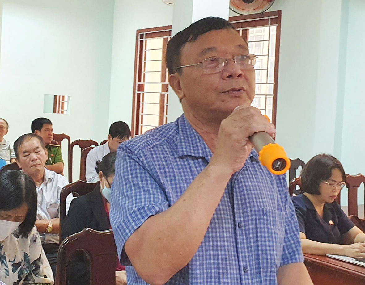 Cử tri Lê Xuân Vũ, phường 8, TP.Vũng Tàu nêu ý kiến về vấn đề thu gom rác và vệ sinh môi trường. Ảnh: TUYẾT MAI