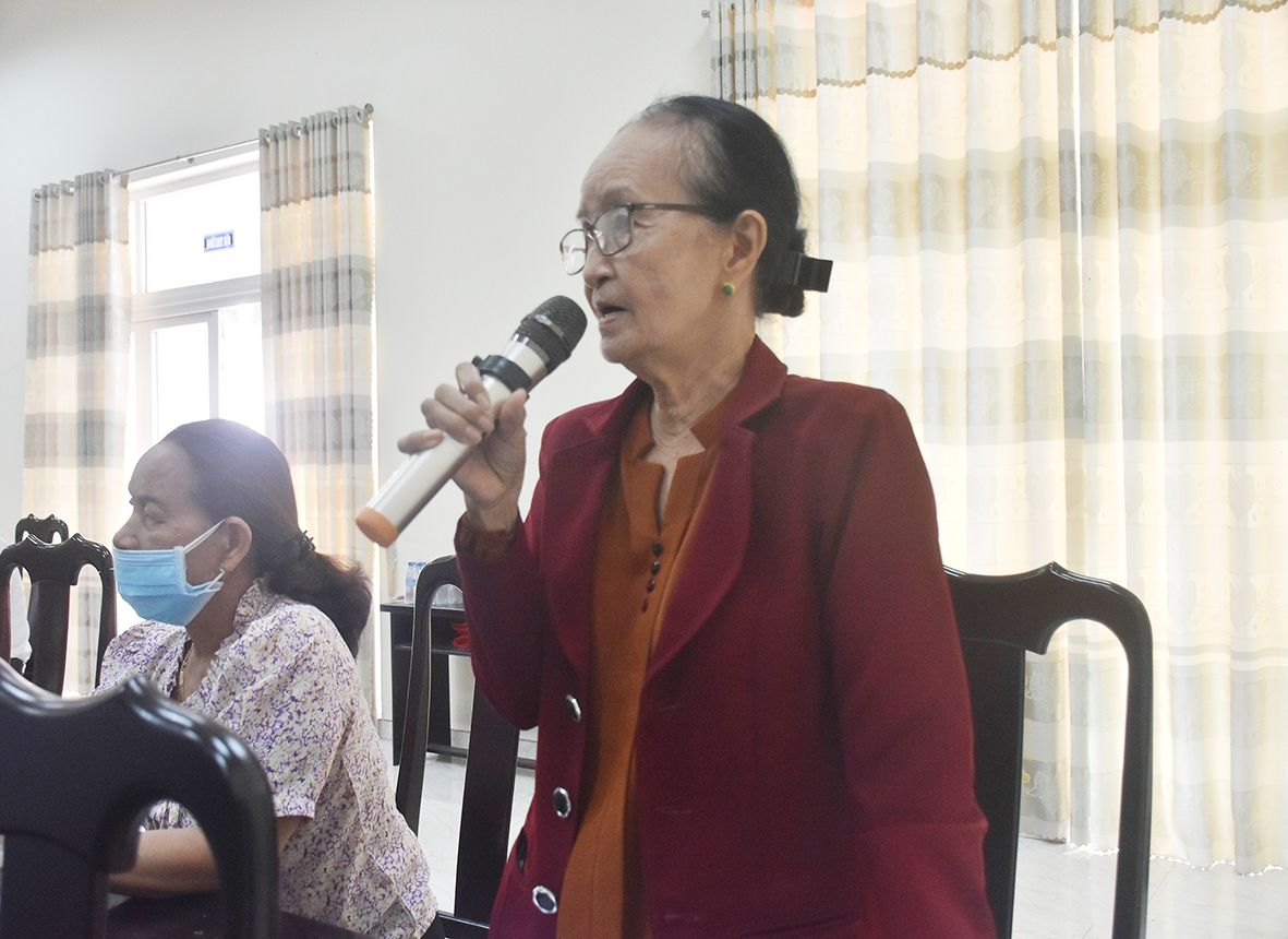Cử tri Lê Thị Kim Anh, ấp Thạnh Sơn 2A, xã Phước Thuận (huyện Xuyên Mộc) phản ánh về tình trạng thiếu thuốc tại Trung tâm y tế huyện Xuyên Mộc. Ảnh: VĂN ANH