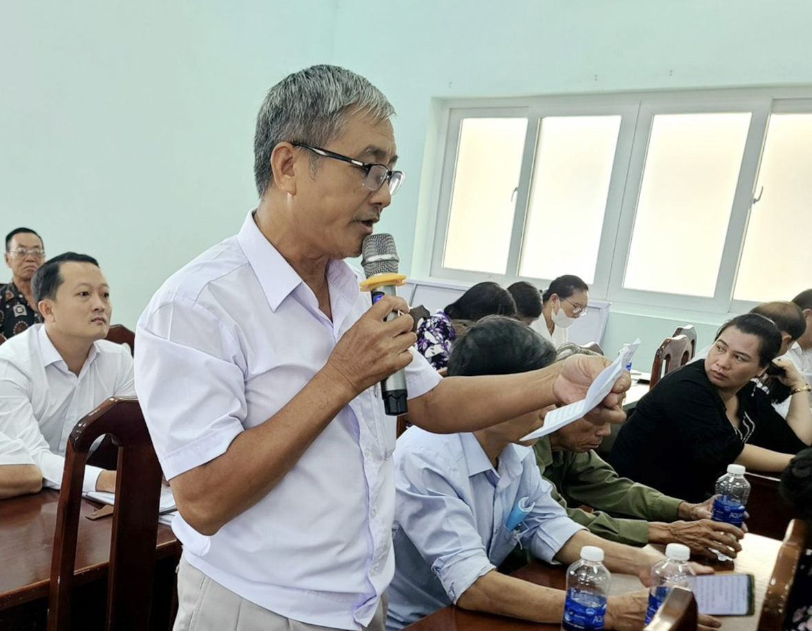 Cử tri Nguyễn Ngọc Hiếu (ấp Bình Tiến, xã Bình Châu, huyện Xuyên Mộc) phản ánh về việc khó khăn trong việc xin cấp giấy chứng nhận sử dụng đất đối với những thửa đất do bà con tự khai hoang. Ảnh: MINH NHÂN.