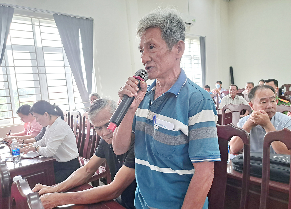 Ông Trần Văn Lành, ấp Bắc 3, xã Hòa Long có ý kiến về quốc lộ 56 từ bùng binh xã Hòa Long đến đầu đường 22 ấp Bắc 2, đường nhỏ nhưng tốc độ cho phép chạy là 80km/h là quá cao thường xuyên xảy ra tai nạn. Mật độ dân số sống dọc 2 bên đường lại rất đông nên đề nghị để bảng báo tốc độ hạn chế là 50km/h. Ảnh: THÙY HƯƠNG