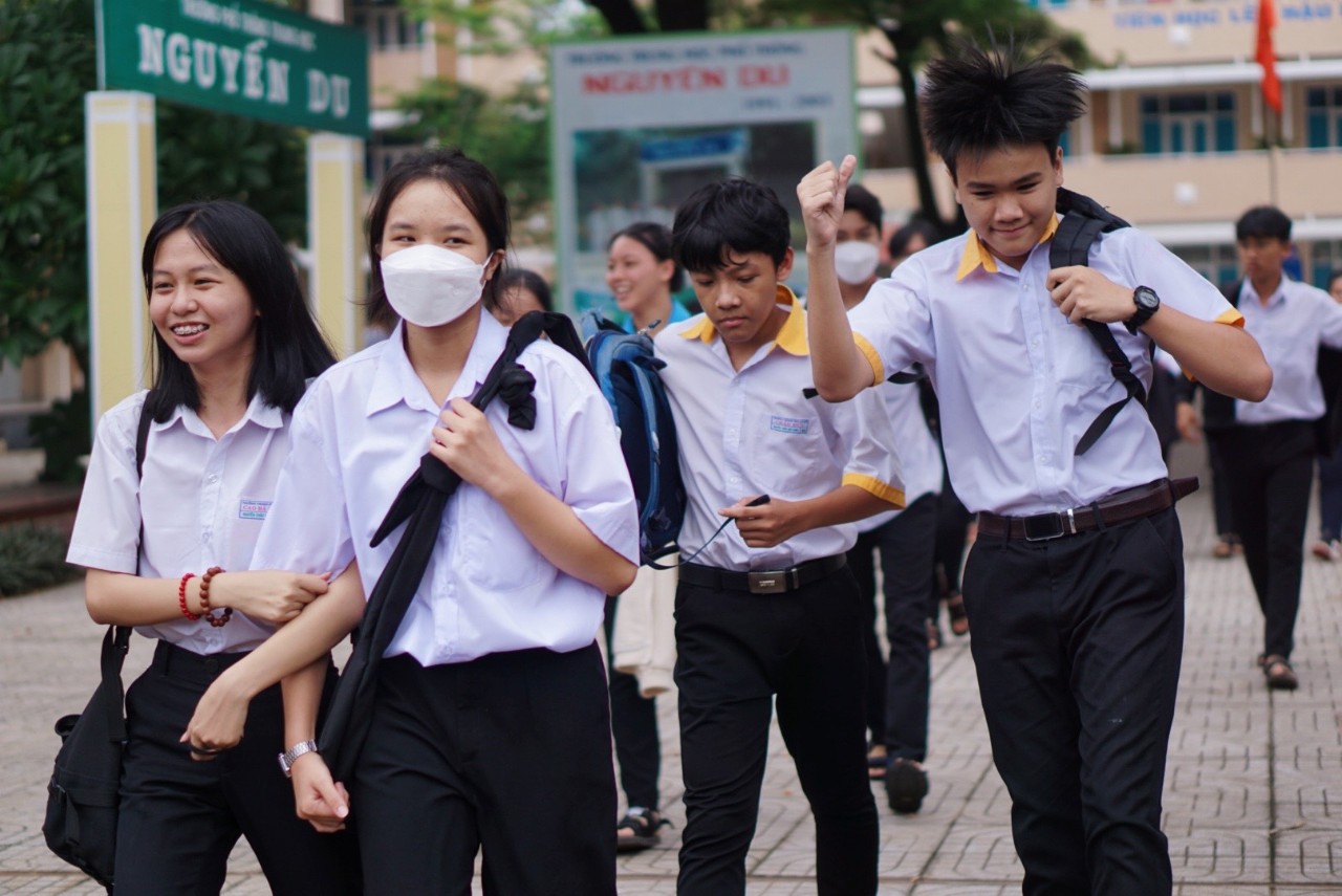 Thí sinh tại điểm thi Trường THPT Nguyễn Du (huyện Châu Đức) ra về sau khi hoàn tất môn Toán