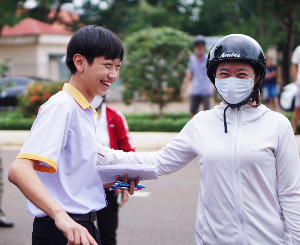 Thí sinh phấn khởi sau khi thi xong môn Toán tại điểm thi THPT Nguyễn Du, huyện Châu Đức