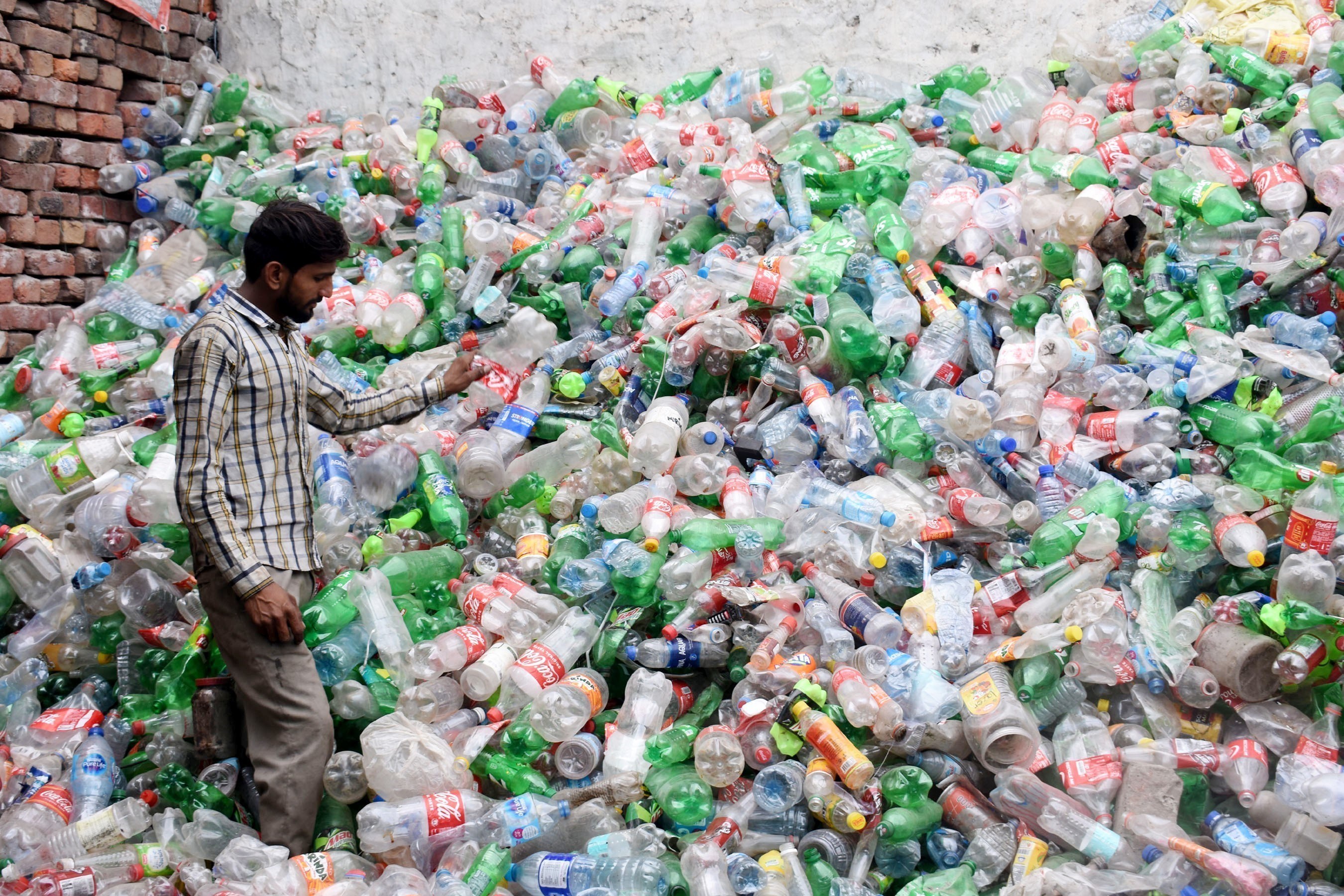 Phân loại rác thải nhựa tại cơ sở tái chế ở Lahore, Pakistan, ngày 5/6/2023.