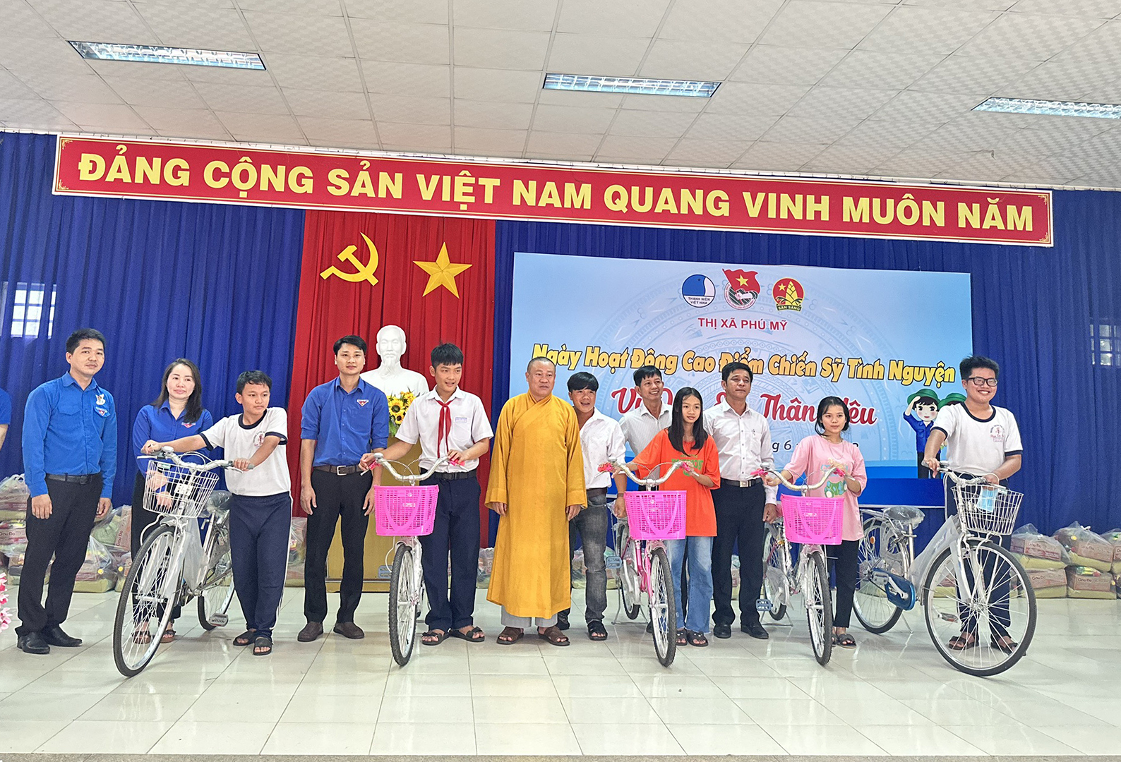 Chương trình đã tặng 5 xe đạp cho các em HS khó khăn có phương tiện đi lại.