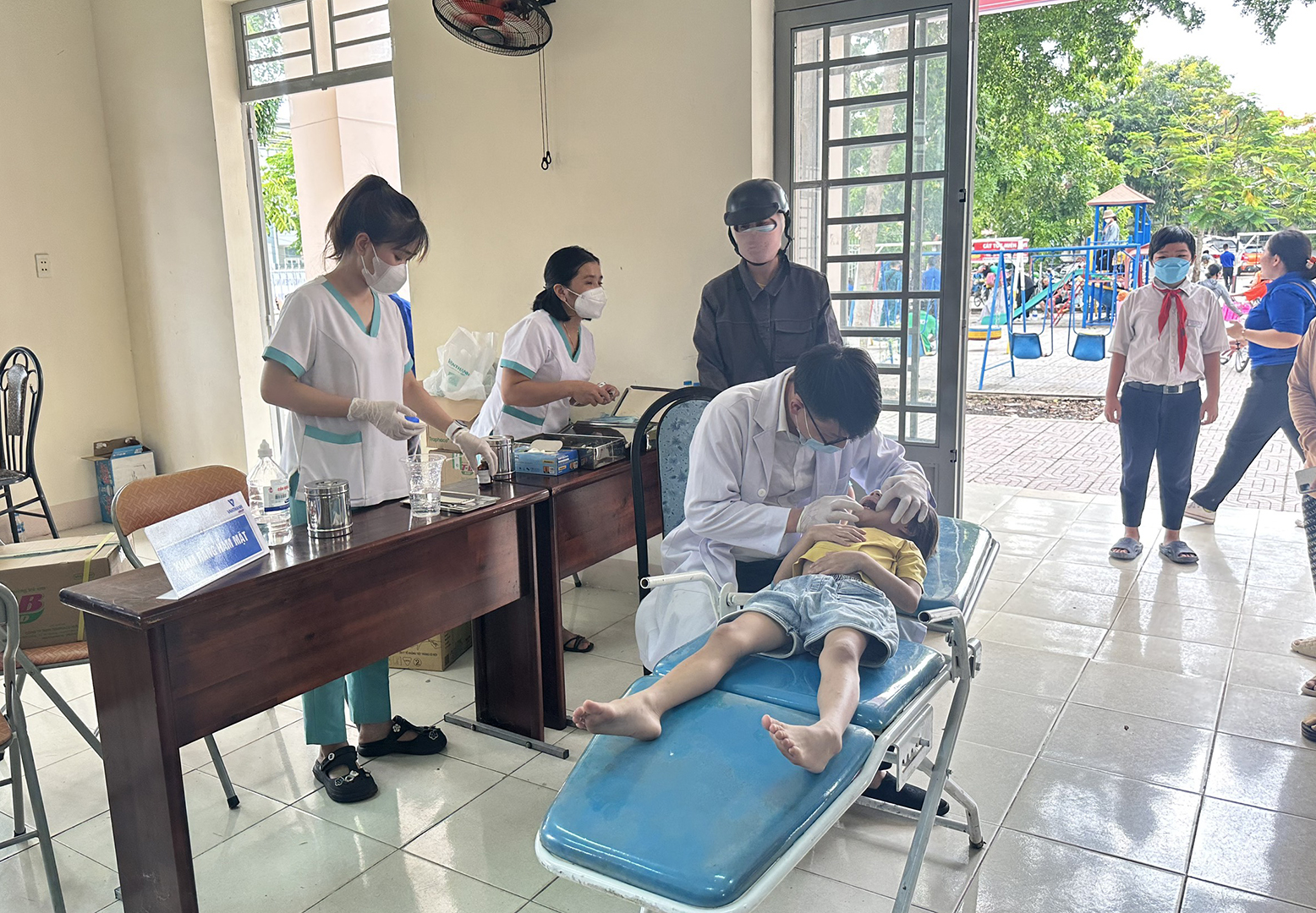 Các em HS được khám, điều trị nha khoa miễn phí.