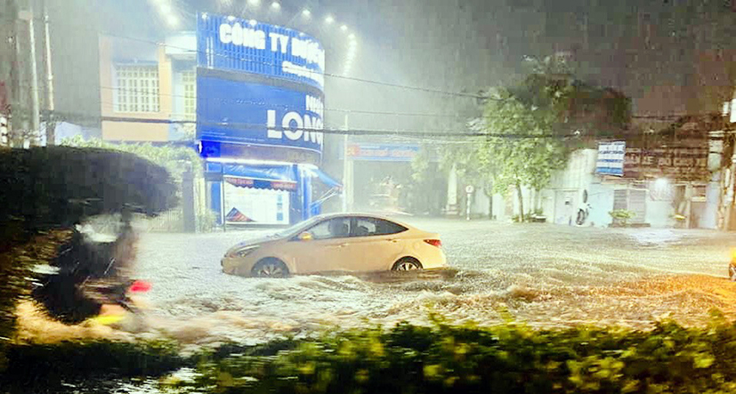 Tình trạng ngập úng khi mưa lớn trên QL51 là vấn đề được nhiều cử tri phản ánh nhất tại buổi TXCT phường Mỹ Xuân và phường Phú Mỹ (TX. Phú Mỹ). Trong ảnh: Ngập sâu trên QL51 trong trận mưa chiều tối 4/6. Ảnh: QUANG VŨ