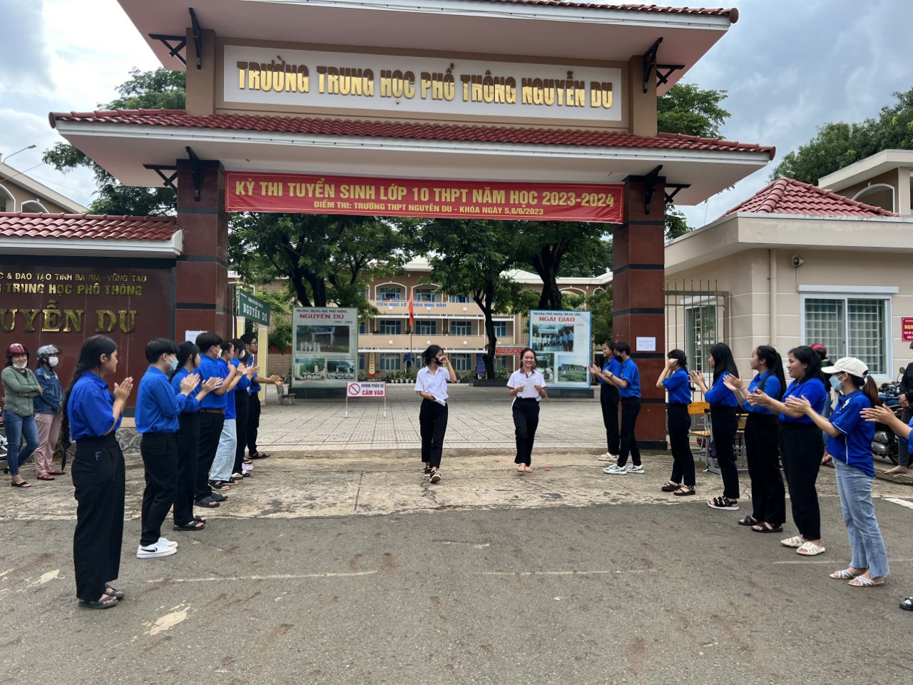 Tình nguyện viên chúc mừng thí sinh tại điểm thi Trường THPT Nguyễn Du, huyện Châu Đức hoàn thành kỳ thi tuyển sinh vào lớp 10