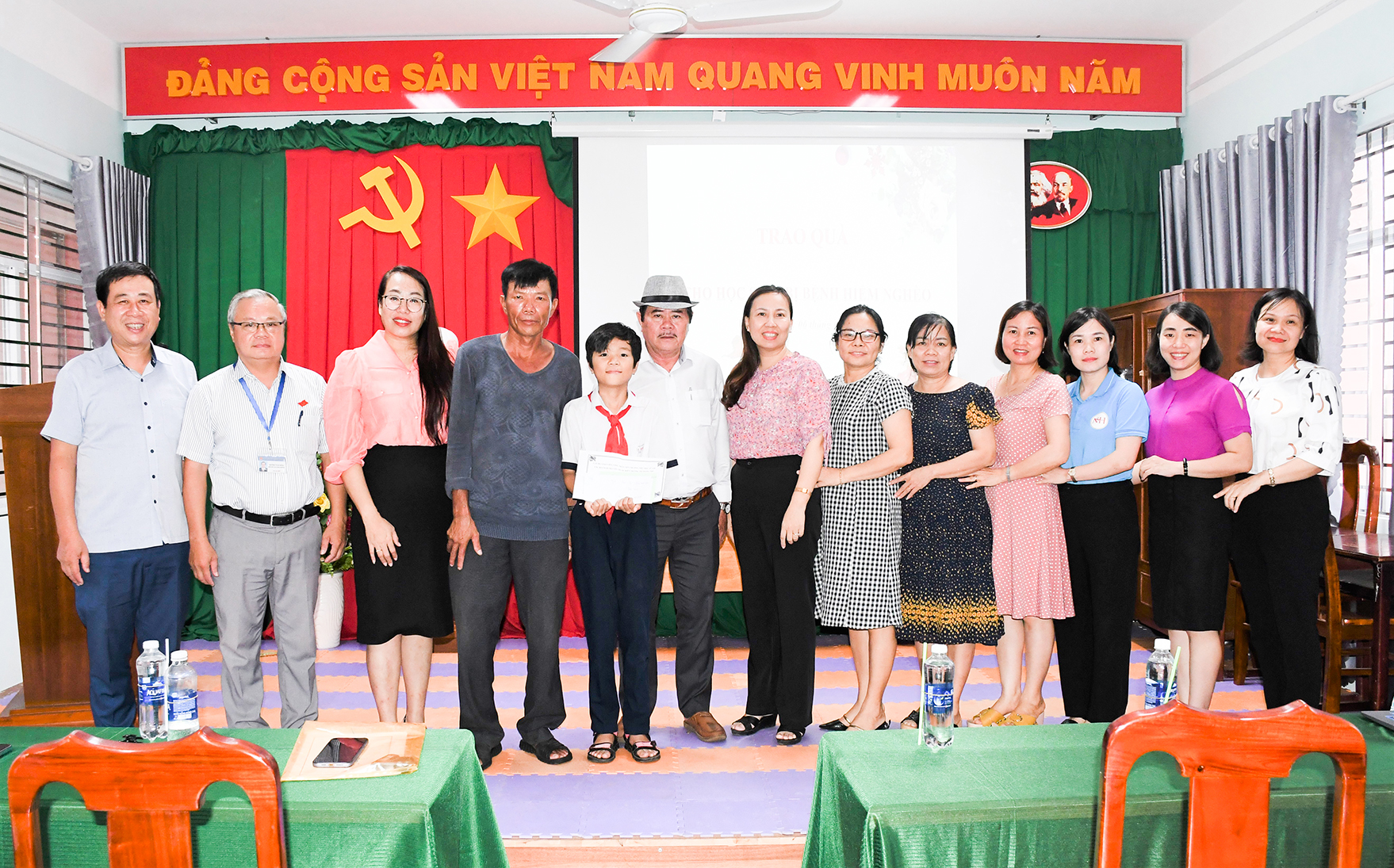 Bà Trần Thị Thanh Thủy, Phó Chủ tịch LĐLĐ TP.Vũng Tàu và các cá nhân tặng quà cho em Nguyễn Trung Kiên.