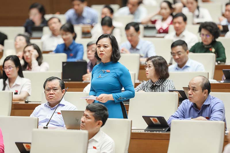 Đại hiểu Huỳnh Thị Phúc, Phó trưởng đoàn ĐBQH tỉnh Bà Rịa-Vũng Tàu chất vấn  các vấn đề liên quan đến chính sách BHXH được cử tri và đông đảo nhân dân quan tâm. Ảnh: CHÂU VŨ