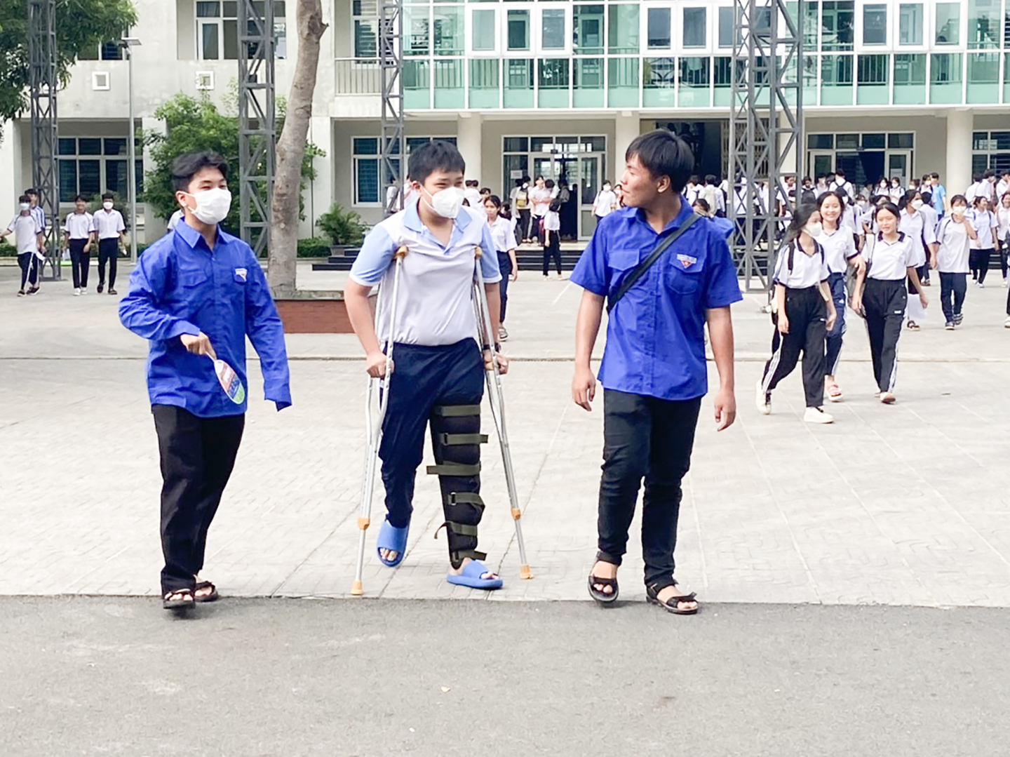 Tại điểm thi THPT Võ Thị Sáu (huyện Đất Đỏ), một thí sinh được các tình nguyện viên hỗ trợ, động viên sau khi hoàn thành môn thi cuối cùng. Ảnh: HOÀNG HƯỜNG