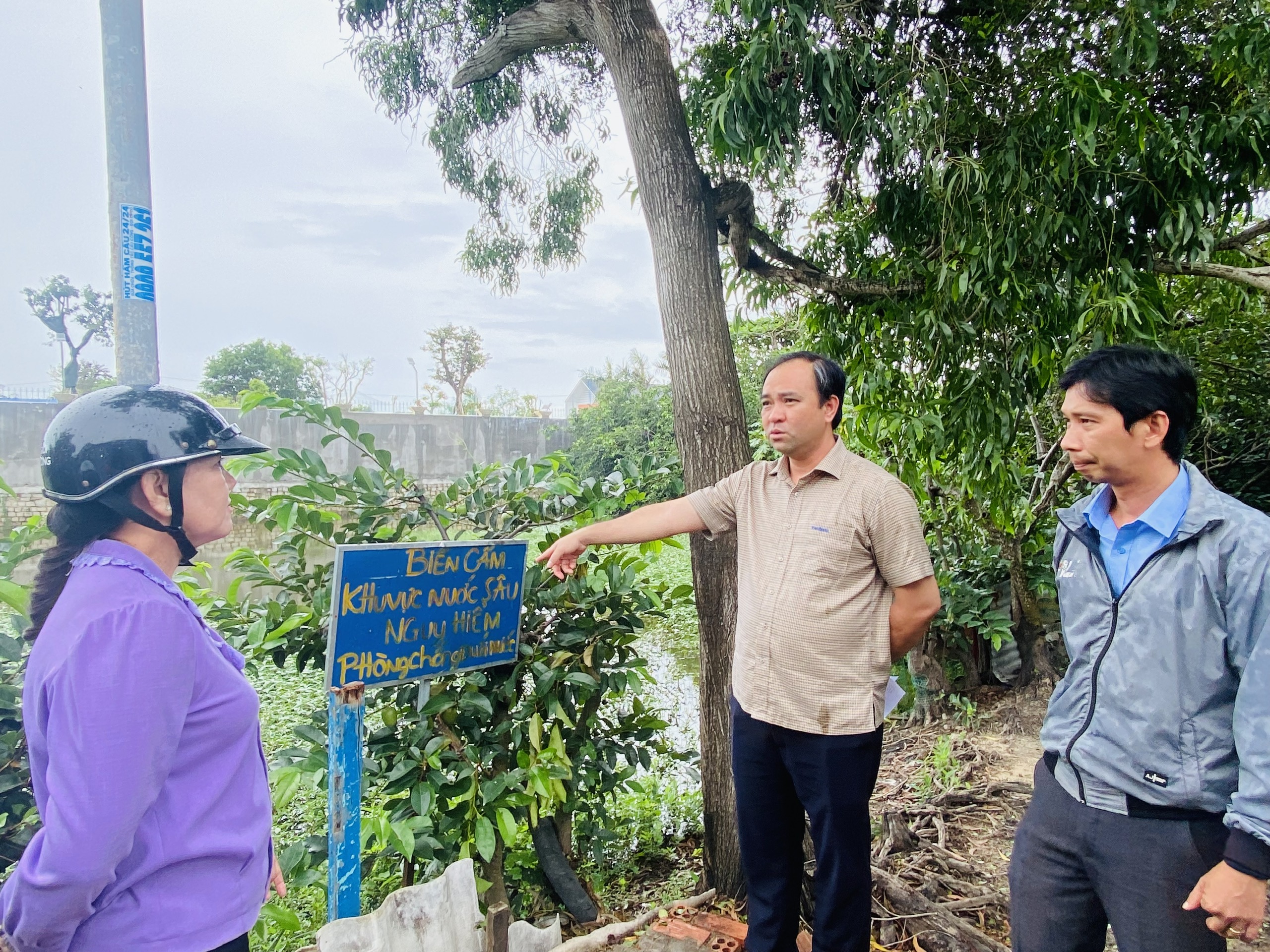 Ông Lê Hữu Hiền (giữa), Phó Chủ tịch UBND huyện Long Điền kiểm tra thực tế ao nước thuộc KP. Hải Lộc (TT. Long Hải).