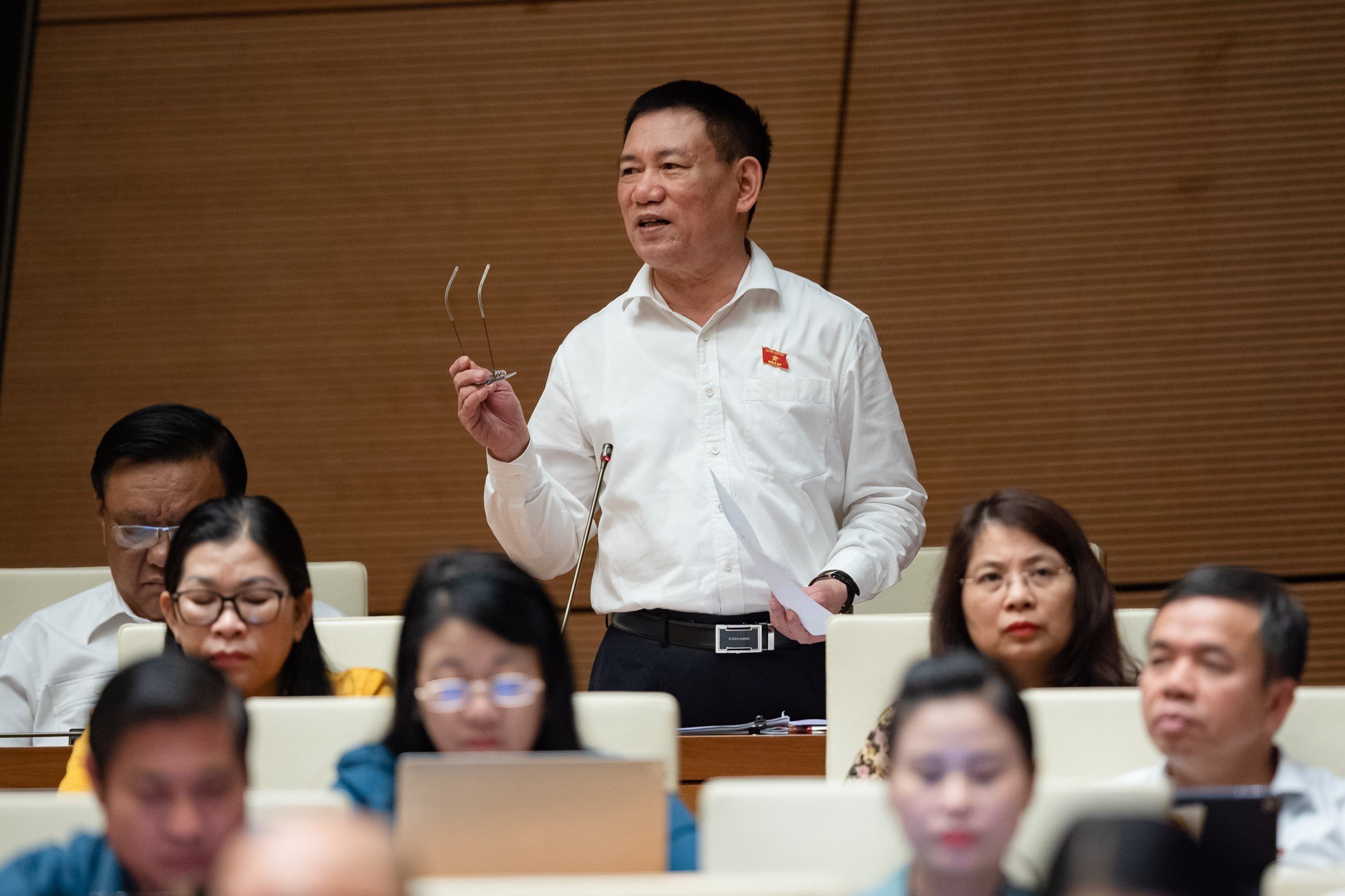 Bộ trưởng Bộ Tài chính Hồ Đức Phớc báo cáo làm rõ các noi dung liên quan đến nhóm cán đề chất vấn thứ ba