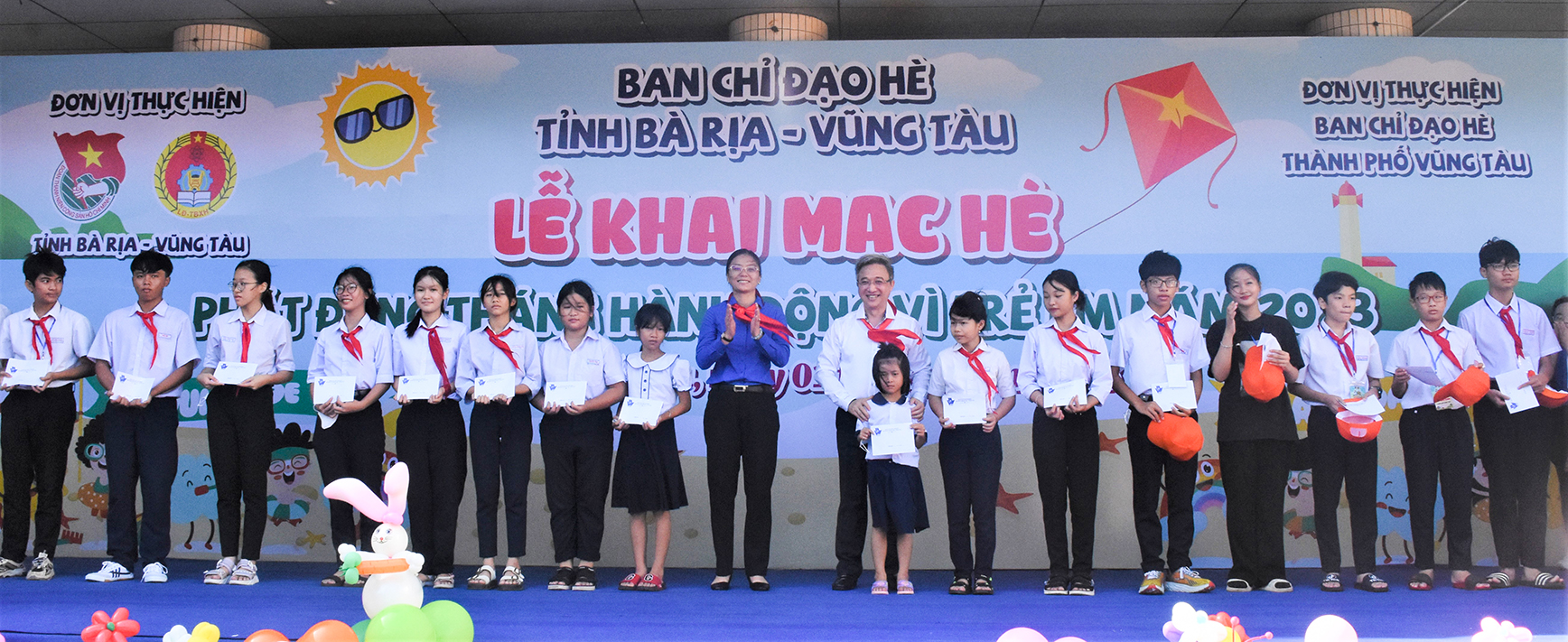 Lãnh đạo tỉnh và Tỉnh Đoàn trao học bổng cho các em thiếu nhi có hoàn cảnh khó khăn học giỏi tại lễ khai mạc hè năm 2023.