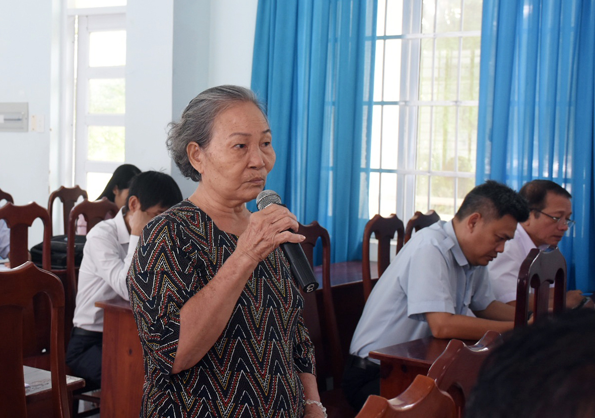 Cử tri Nguyễn Thị Phường (phường Rạch Dừa, TP. Vũng Tàu) phản ánh về việc quy hoạch kéo dài gây ảnh hưởng đến cuộc sống người dân. Ảnh: TUYẾT MAI