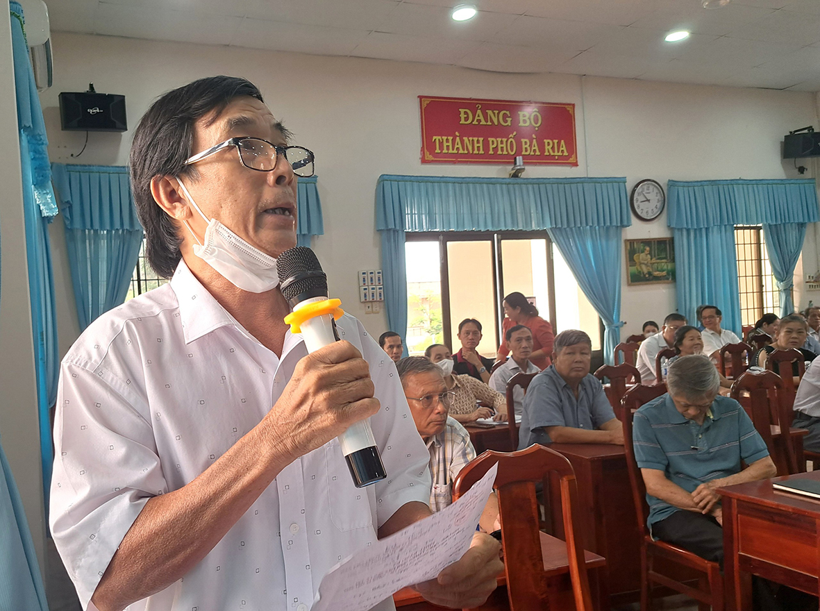 Cử tri Nguyễn Văn Tuất (tổ 9, KP.7, phường Phước Hưng, TP. Bà Rịa) có ý kiến về việc cần đẩy mạnh thực hiện đề án cho HS cấp tiểu học học bơi để chống đuối nước. Ảnh: THÙY HƯƠNG