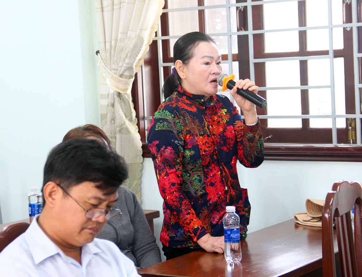 Cử tri Nguyễn Thị Hồng (TT.Phước Bửu, huyện Xuyên Mộc) kiến nghị chính quyền sớm chấn chỉnh, lập lại trật tự ở khu vực chợ Bà Tô nhằm đảm bảo quyền lợi cho tiểu thương trong chợ. ẢNH: TRẦN TIẾN