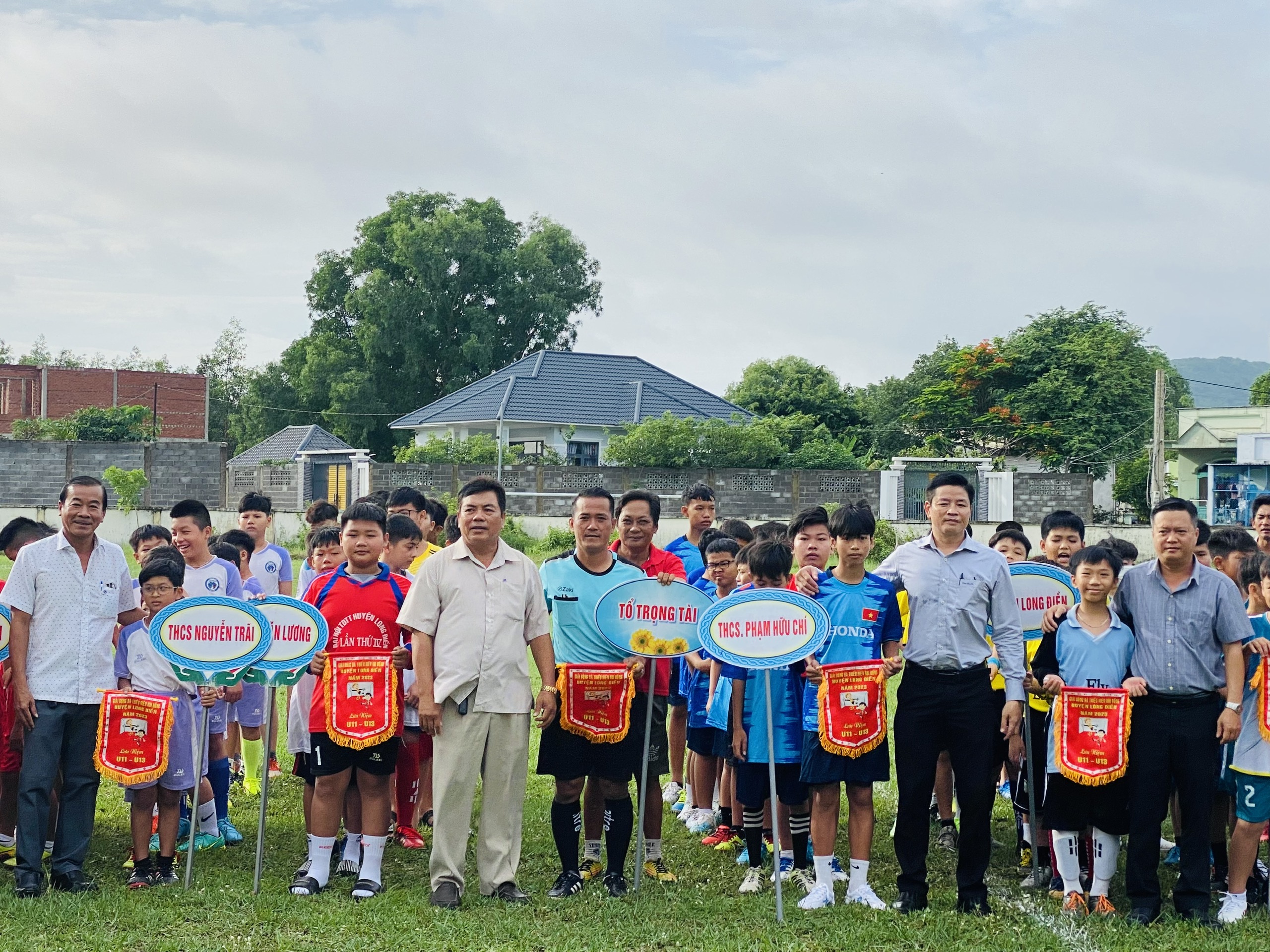 Đại biểu, Ban tổ chức giải tặng cờ và chụp ảnh lưu niệm cùng các đội bóng, trọng tài.