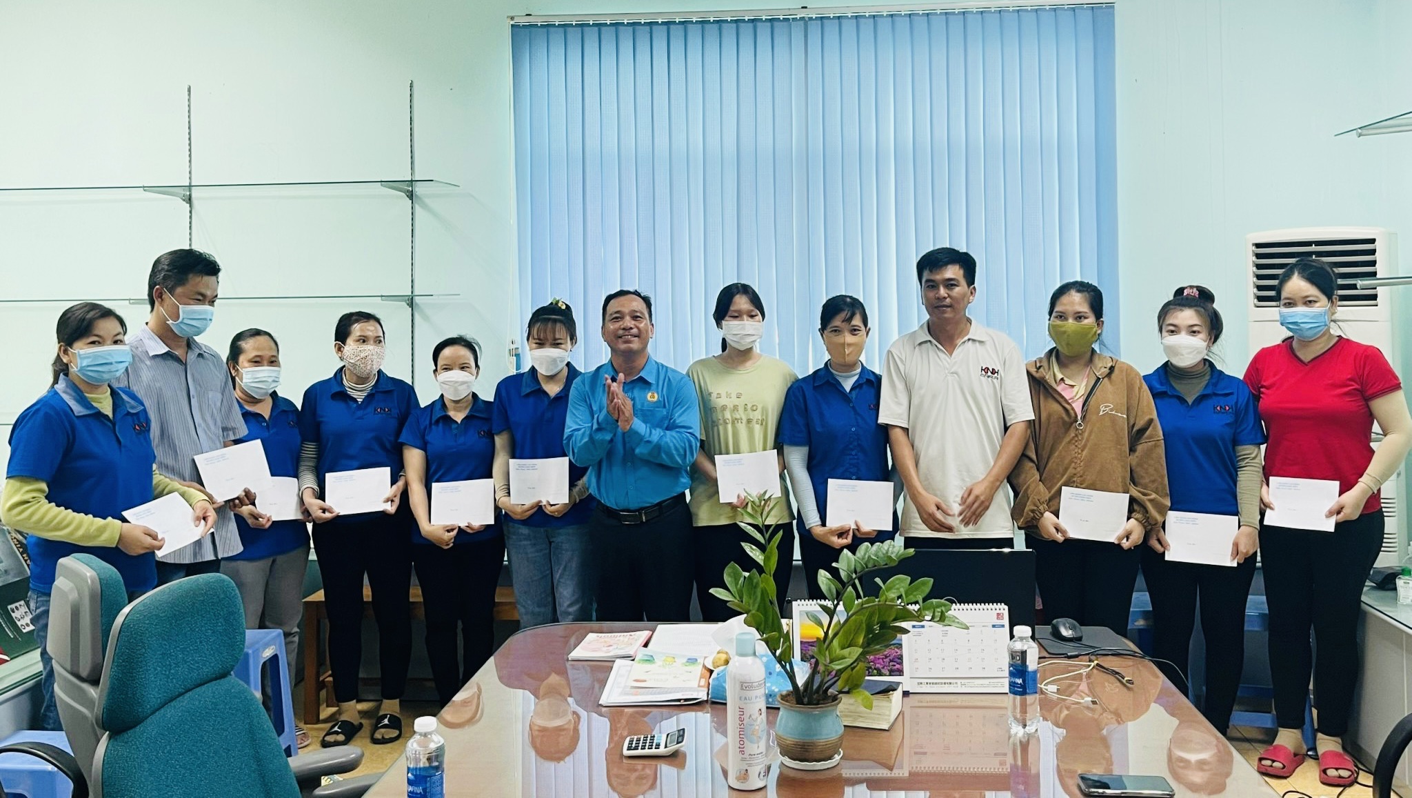 Ông Kiều Minh Sơn, Chủ tịch LĐLĐ huyện Long Điền trao quà cho công nhân Công ty TNHH KNK Bà Rịa (xã An Nhứt, huyện Long Điền) nhân Tháng Công nhân 2023.