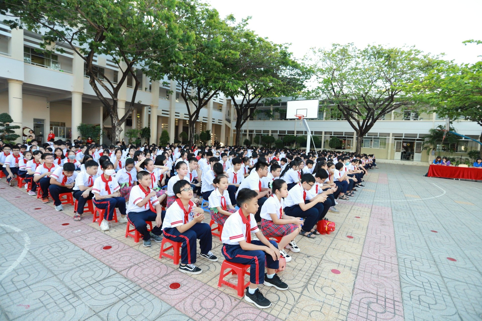 Học sinh Trường THCS Nguyễn An Ninh (TP. Vũng Tàu) trong lễ chào cờ đầu tuần. (Ảnh: thcsnguyenanninhvt.brvt.edu.vn)