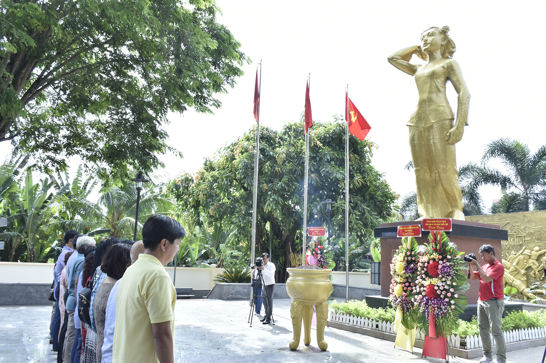 Đoàn famtrip dành một phút tưởng niệm nữ AHLS Võ Thị Sáu