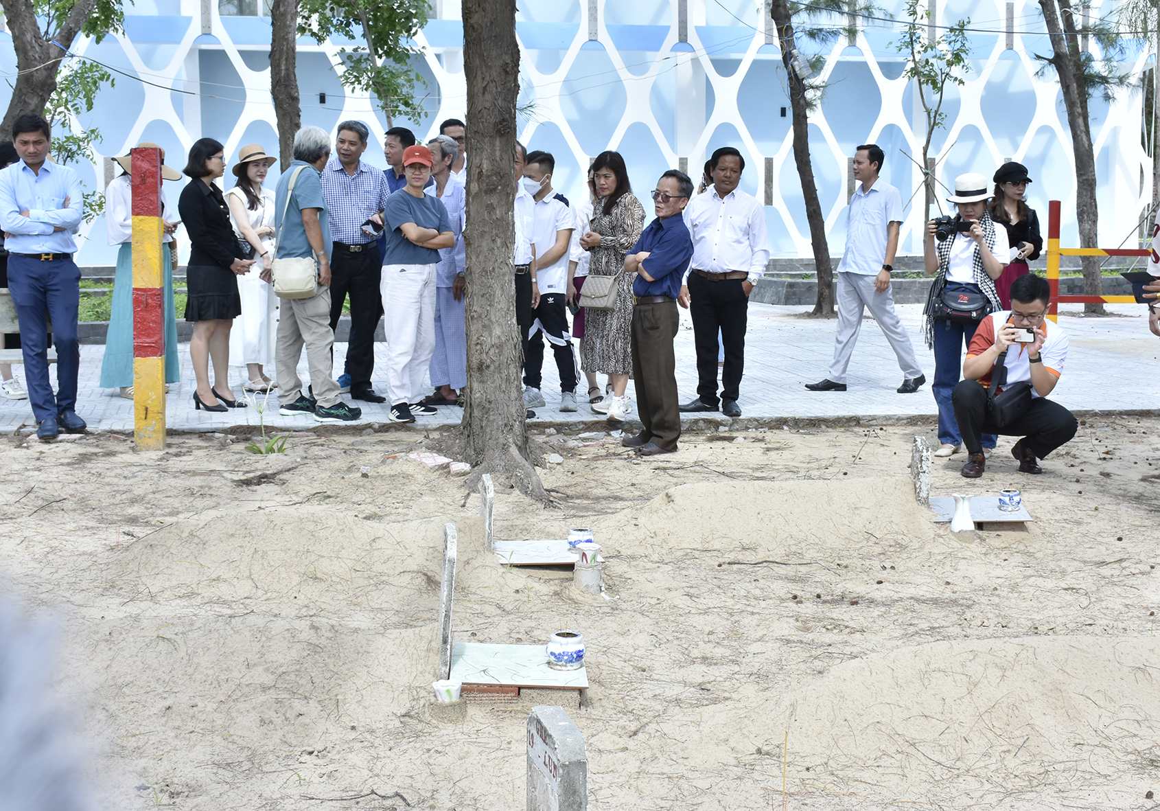 Đoàn tham quan mộ cá Ông tại làng chài Phước Hải