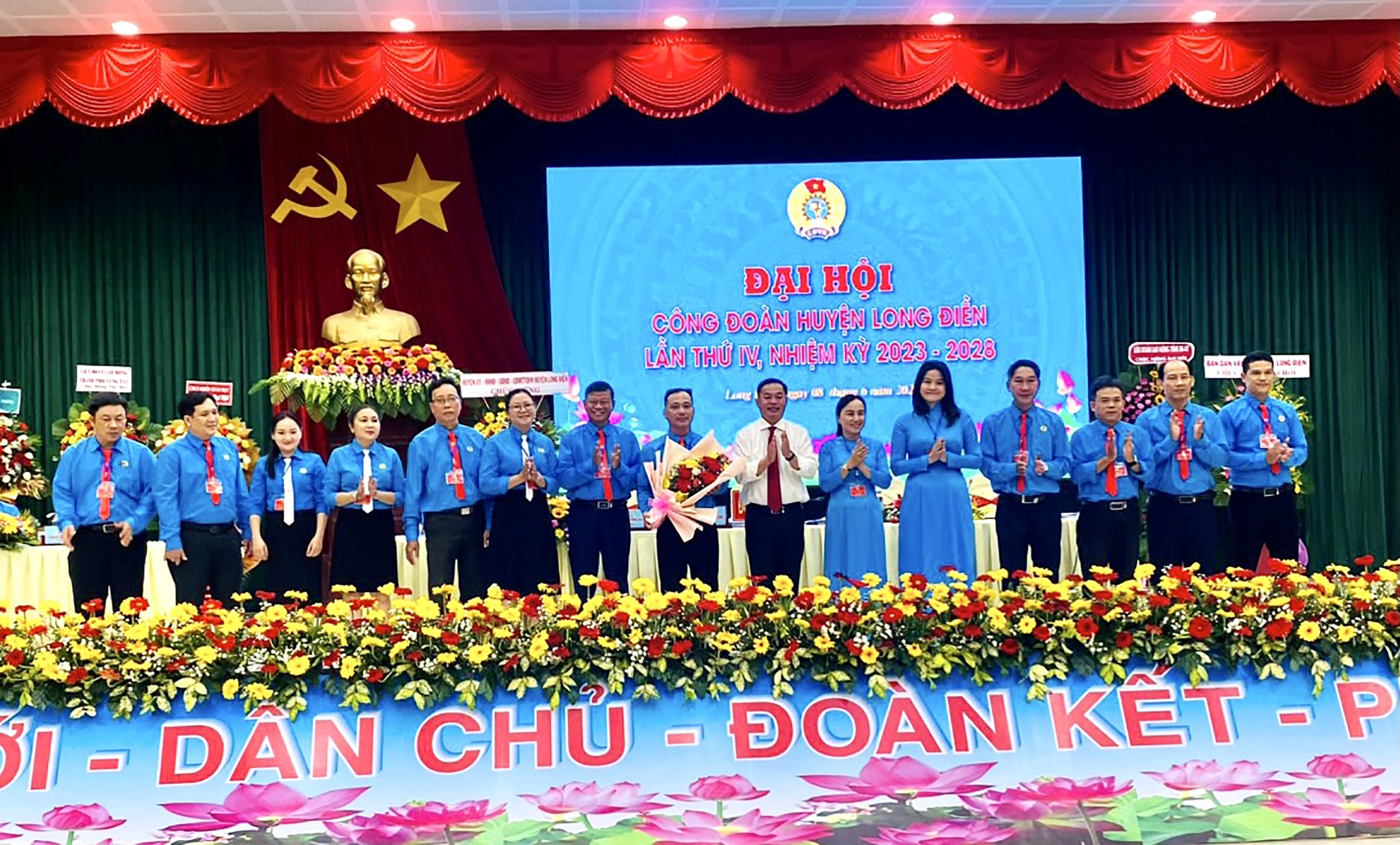 Ông Nguyễn Bá Hùng, Phó Chủ tịch LĐLĐ tỉnh tặng hoa chúc mừng BCH LĐLĐ huyện Long Điền, nhiệm kỳ 2023-2028.