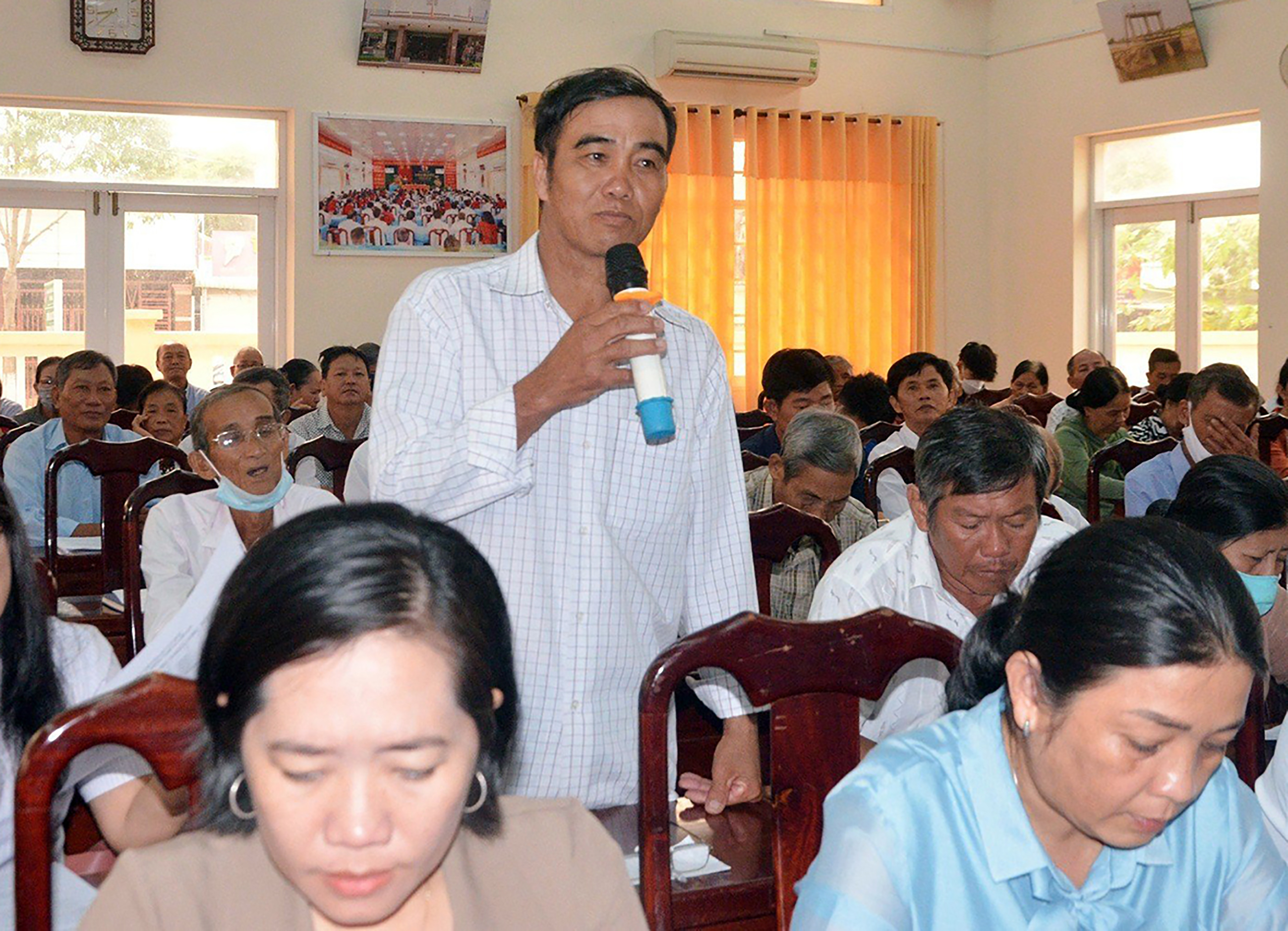 Cử tri Lê Tất Ngôn (KP Hòa Hội, thị trấn Đất Đỏ, huyện Đất Đỏ) kiến nghị tỉnh, huyện xem xét sửa chữa một số tuyến đường xung quanh khu vực kênh Bà Đáp (nằm giữa Long Điền và Đất Đỏ) do đơn vị thi công chở vật tư thi công công trình làm hư hỏng nặng. Ảnh: ĐÔNG HIẾU