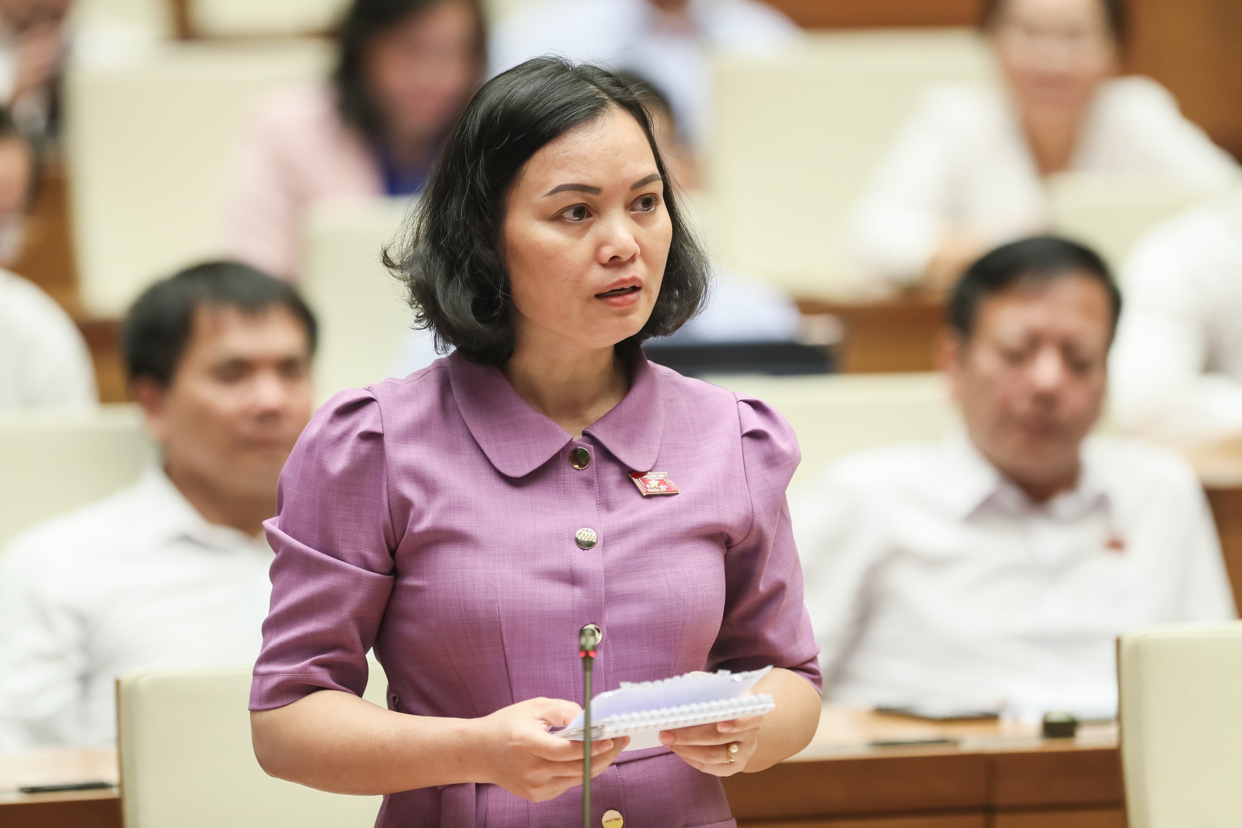 Đại biểu Huỳnh Thị Phúc, Phó Trưởng Đoàn ĐBQH tỉnh Bà Rịa-Vũng Tàu tranh luận về công tác quản lý dự án BOT. Ảnh: CHÂU VŨ