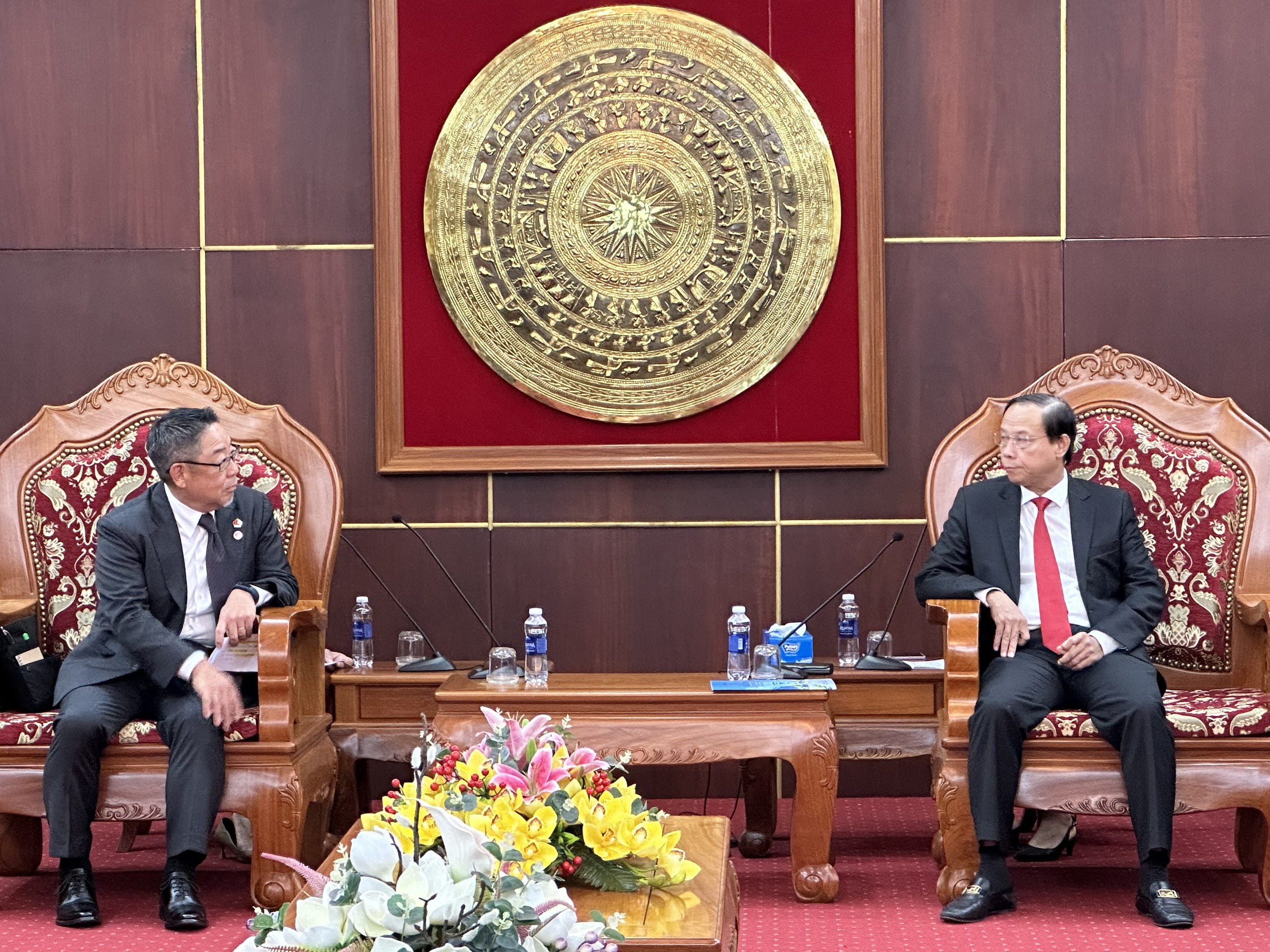 Ông Nguyễn Văn Thọ, Chủ tịch UBND tỉnh và Chủ tịch JCCH Mizushima Kozo tại buổi tiếp và làm việc.