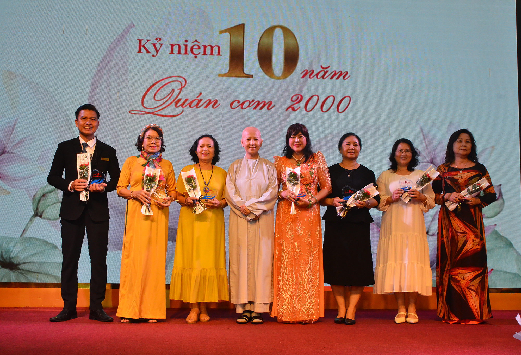 Sư cô Chơn Phước tặng kỷ niệm chương tri ân các nhà hảo tâm đã đóng góp để duy trì quán cơm phục vụ người nghèo trong suốt 10 năm qua.