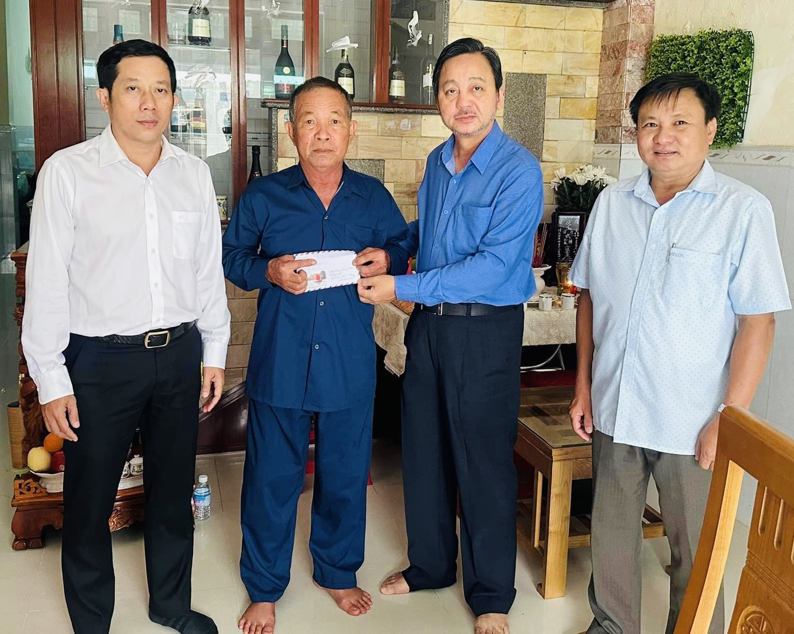 Ông Phạm Văn Triêm, Chủ tịch Hội đồng hương Quảng Ngãi tại tỉnh Bà Rịa-Vũng Tàu trao số tiền 23,5 triệu đồng đến thân nhân ông Võ Văn Min.