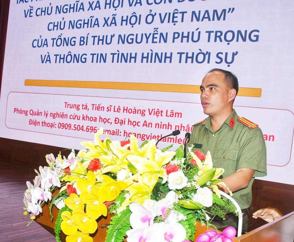 Trung tá, Tiến sĩ Lê Hoàng Việt Lam, Giảng viên chính, Phòng Quản lý nghiên cứu khoa học, Trường ĐN An ninh Nhân dân giới thiệu tác phẩm của Tổng Bí thư Nguyễn Phú Trọng.