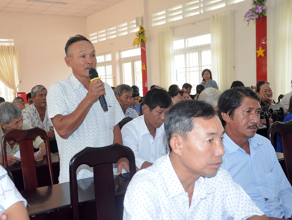 Cử tri Lương Văn Bình (ấp Mỹ An, xã Long Mỹ) kiến nghị địa phương tạo điều kiện thuận lợi cho người dân được nhận tiền bảo trợ xã hội, vì hiện nay các khoản tiền này này đều trả qua ngân hàng, người dân muốn rút phải ra tận cây ATM ở huyện mới rút được tiền được. Ảnh: ĐÔNG HIẾU