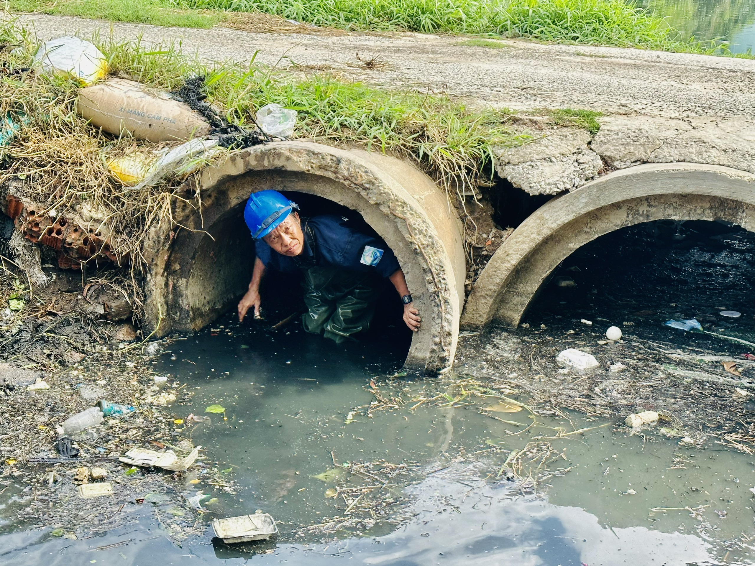Ông Trương Văn Thành ra ngoài sau khi khơi thông ống cống.