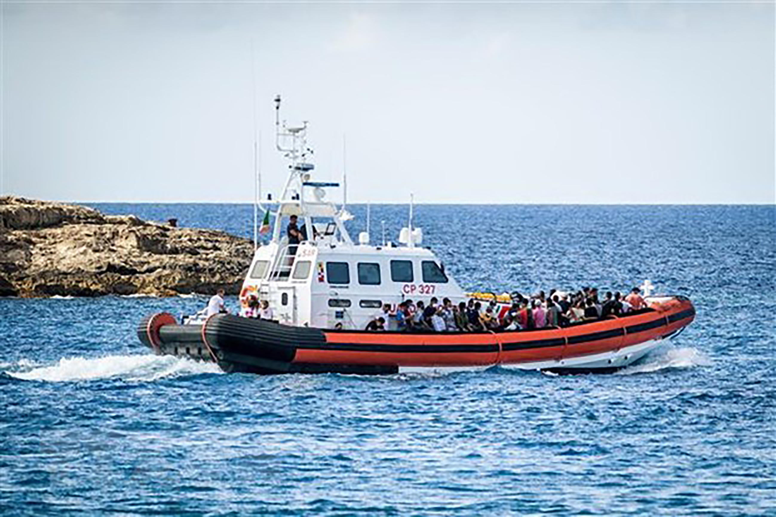 Tàu chở người di cư tới nơi tiếp nhận tạm thời trên đảo Lampedusa, Italia.