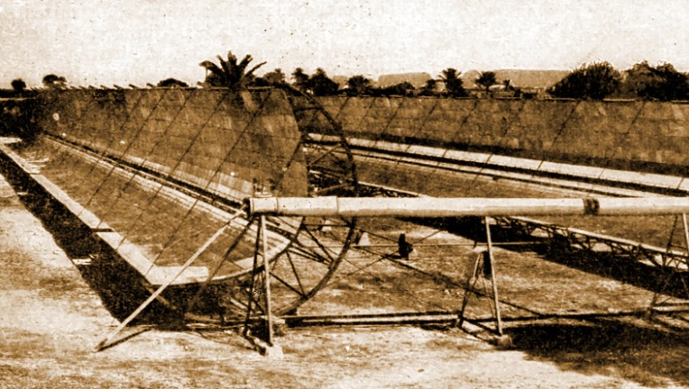 Nhà phát minh người Mỹ Frank Shuman. Và phát minh của ông được thử nghiệm tại Ai Cập năm 1913.